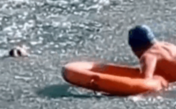 Three men break through ice to rescue dog in frozen lake_part2