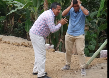 L2301002 Estos trabajadores le hicieron algo que le gusto a mi hija