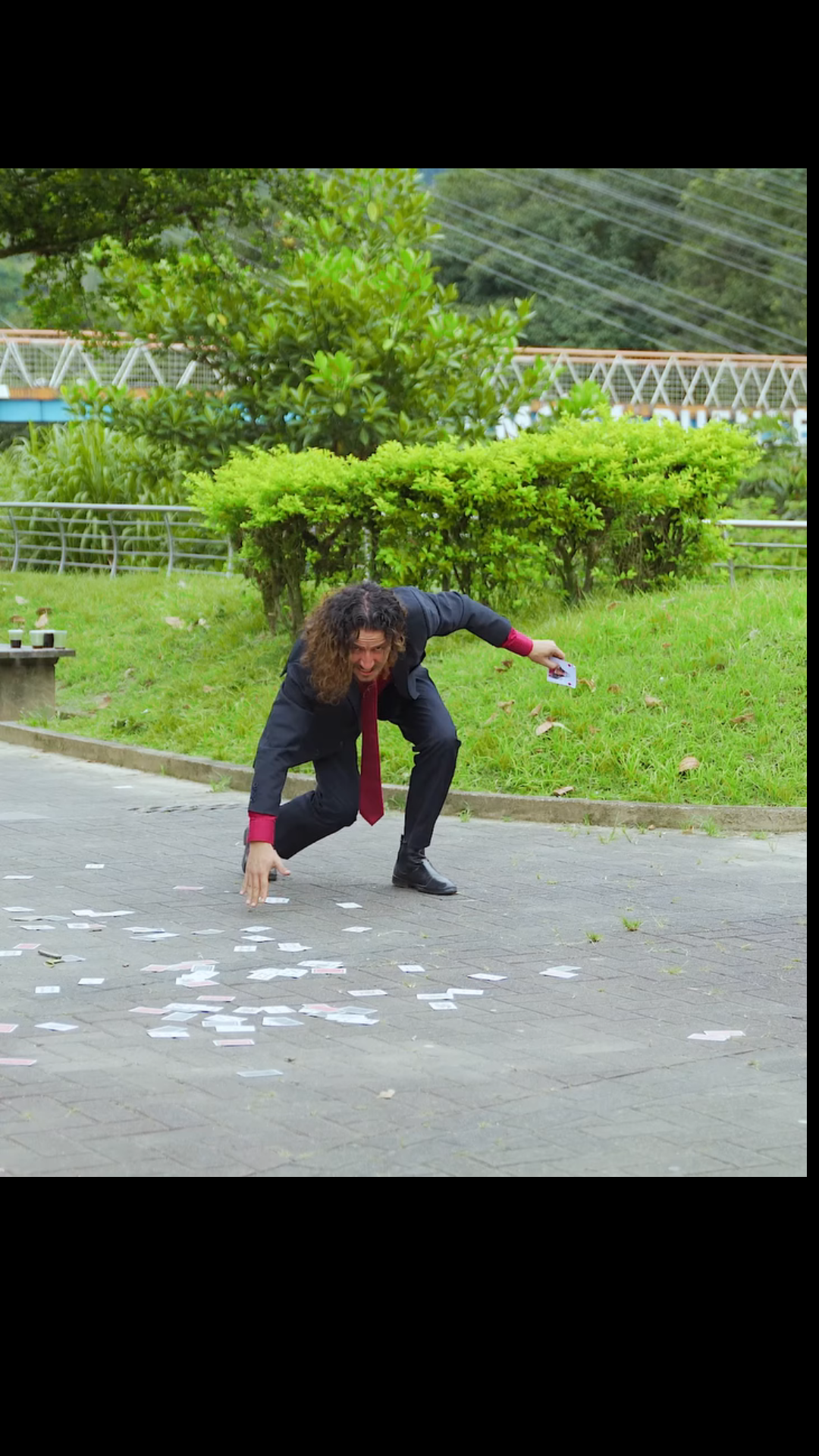 L2401003 Mujer dejó a un mimo por ser pobre sin saber que el la salvaría part2