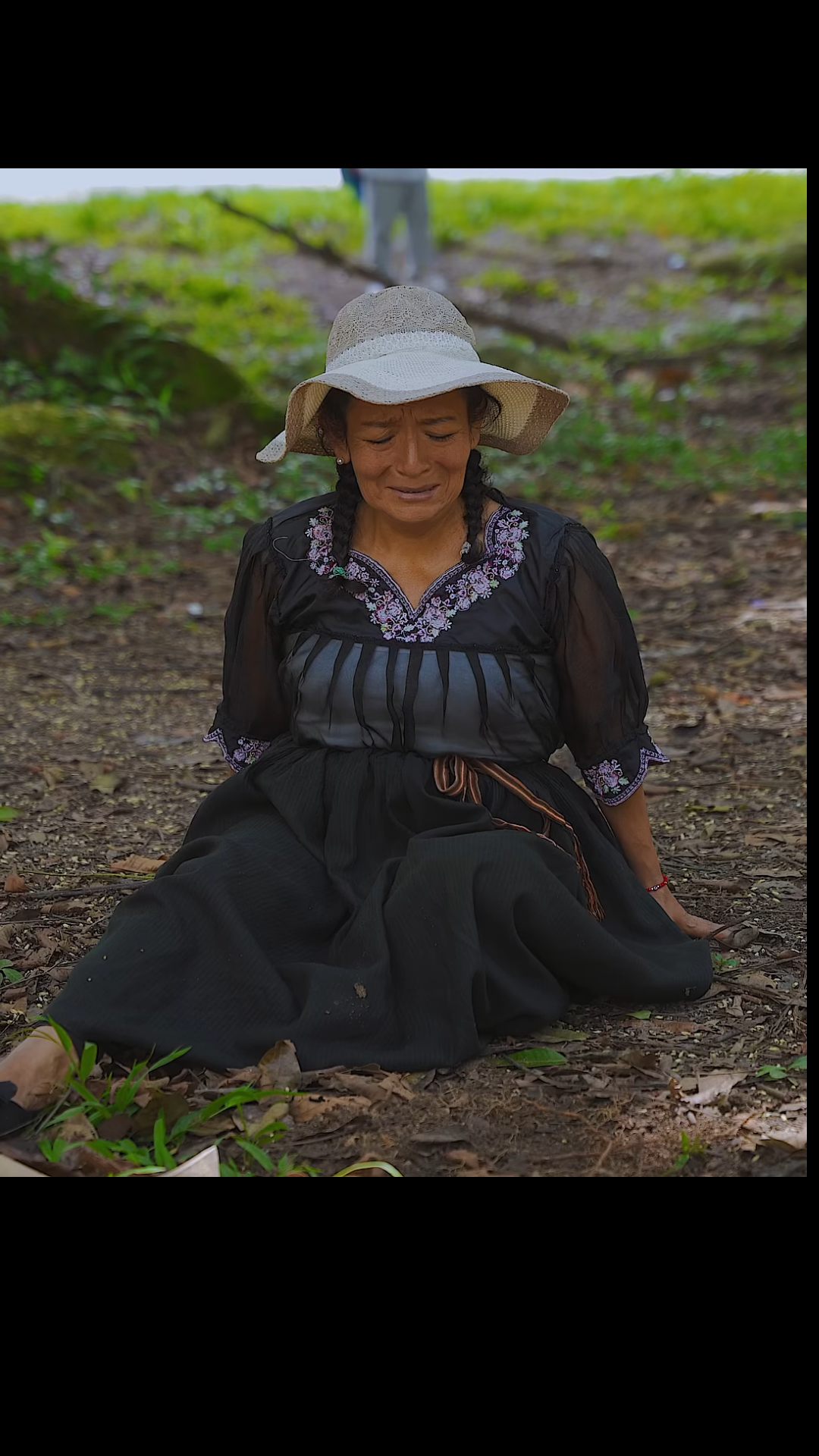 L2501003 Se avergonzaba de su madre por ser pobre, pero el destino terminó dejándolo solo part2